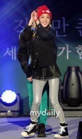 组图：韩歌手Se7en慈善开唱 河智苑2NE1任嘉宾