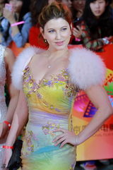 组图：北影节闭幕红毯 章子怡灿笑巩新亮夸张