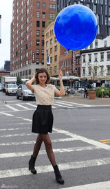 幻灯图集：米兰达-可儿拍广告 手牵蓝气球招摇过市