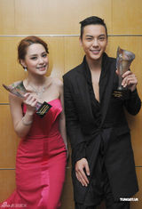 组图：阿娇低胸装无惧低温 与陈伟霆同获时尚新锐