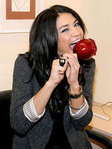 幻灯图集：碧昂丝韩国秀艳唇 莱昂纳多街头闲逛