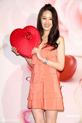 幻灯图：名模曾恺玹妩媚洋装亮相 尽显窈窕身姿