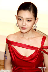 幻灯图：大S代言男模抬轿 艳丽红裙夺人眼球