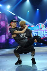 组图：韩国组合EXO亮相快本 边伯贤压倒kris