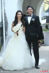 组图：张震大婚献吻娇妻 亲手为新娘提裙摆