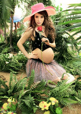 组图：金巧巧昔日硕大孕肚照首曝光 白裙似仙女