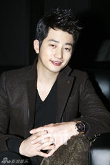 组图：朴施厚与粉丝共同收看《清潭洞》大结局