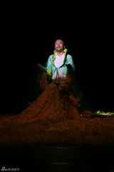 幻灯图集：李玉刚赴日巡演彩排照曝光 轻装上阵