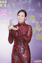 组图：章子怡火红包身裙挽手梁朝伟 宗师夺4奖
