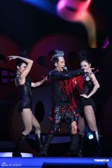 组图：张达明栋笃笑庆15周年 扮公主辣妹笑料百出