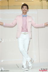 组图：炎亚纶合作宅男女神李毓芬 称其像小女孩