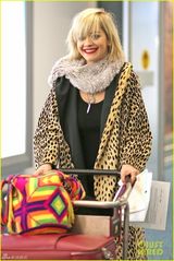 组图：女歌手瑞塔奥拉红唇豹纹外套土豪范儿