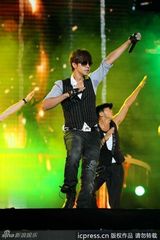 组图：谢霆锋献唱演唱会 蔡依林露胸垫上下走光