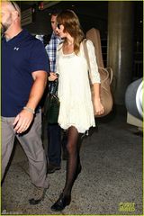 组图：泰勒白色蕾丝裙淑女风 黑丝性感秀美腿