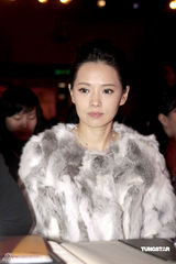 幻灯图：伊能静贵妇造型现身 称与儿子每周见面