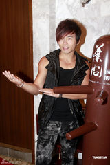 幻灯图：《叶问前传》办庆功晚宴 杜宇航现场秀功夫