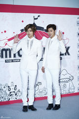 独家：东方神起出道十年开唱 白衣帅气兄弟情深