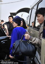 组图：王菲抵昆明备唱  歌迷带红领巾接机