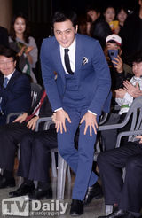 组图：张东健帅气站台 修身蓝西装魅力不减