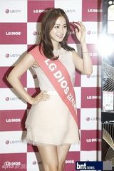 组图：金泰熙粉丝签名会 清新甜美装亮眼