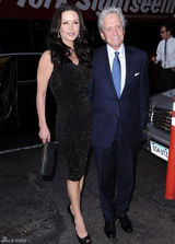 组图：道格拉斯紧握爱妻晒幸福 泽塔琼斯黑裙高贵