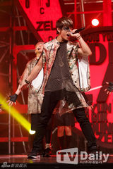 组图：《M Countdown》2NE1夺冠 金宇彬主持