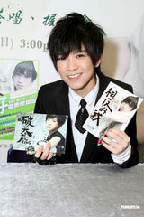 组图：张芸京香港办签唱会与歌迷亲密接触