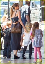 组图：朱莉吊带清爽 携双胞胎孩子亲密有爱