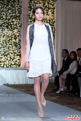 组图：陈思璇穿婚纱沾喜气 期待海岛婚礼