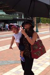 组图：Lucas8月2日5周岁 张柏芝携二子游乐场庆生