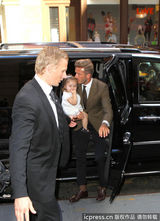 组图：小贝携妻女现身 小七眼神超萌