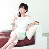 组图：赵雅芝瑜伽造型代言动作灵巧体态佳