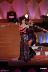 组图：张德兰香港再开唱 张敬轩获邀作嘉宾