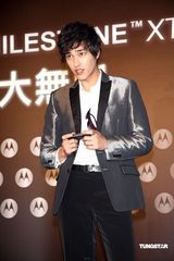 高清组图：蓝正龙化身科技型男 携手蔡淑臻走秀