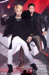 组图：韩团SHINee新专辑回归首唱疯狂火爆