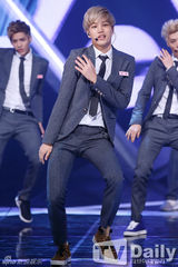 组图：EXO打榜夺冠 前WG宣美复出光脚秀长腿