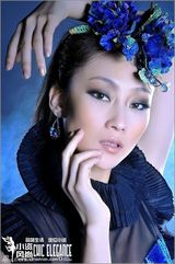 幻灯组图：“龙女郎”林鹏新造型 演绎狂野魅惑