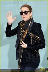 组图：席琳-迪翁法国开唱 性感开胸装魅力四射