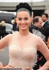 组图：水果姐收胸甜笑 超薄音符白裙透视可见