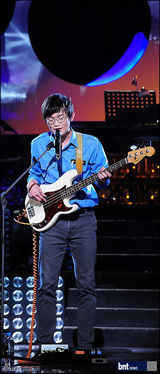 组图：李孝利主持《You&I》优雅姿态演奏吉他