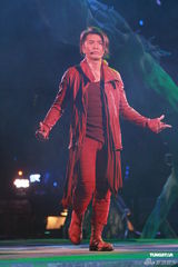 组图：郑伊健开唱秀肌肉与女模热舞 蒙嘉慧现身支持