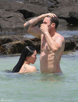 高清图：梅根-福克斯海边度假 紧贴男友不撒手