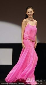 组图：张柏芝助阵新片戛纳首映粉裙摇曳多姿