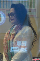 组图：张兰医院探视儿媳大S 手提名包展笑颜