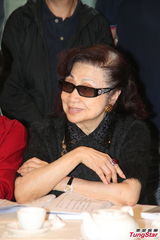 组图：白雪仙梅雪诗纪念任剑辉 贵气珠宝环身