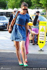 组图：凯蒂霍尔姆斯蓝裙清新 苏瑞粉色纱裙飘逸