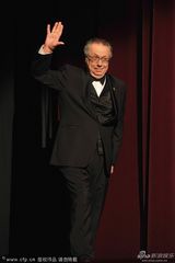 组图：《爱在午夜降临前》首映 伊桑搂朱丽搞怪