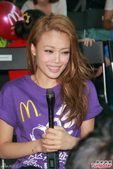 组图：容祖儿出席儿童马拉松 弯腰跑步状卖萌