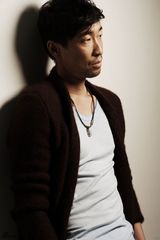 组图：三料影帝王千源风格系写真展静态表演力