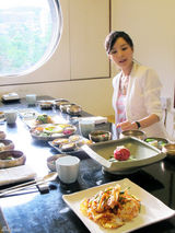 组图：张静初工作花絮照曝光 韩国游上演美食诱惑